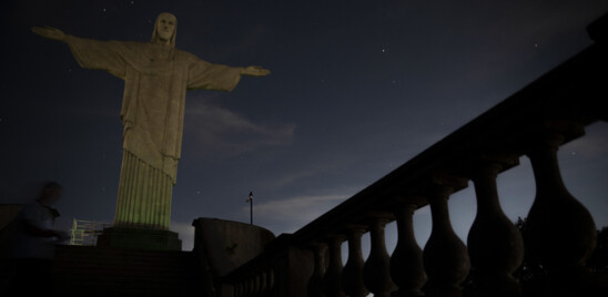 il-cristo-redentore-di-rio-si-‘spegne’-contro-gli-attacchi-razzisti-a-vinicius
