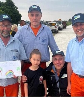 dalida,-7-anni,-con-i-soldini-del-compleanno-paga-la-colazione-agli-angeli-del-fango-[video]