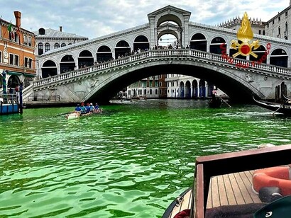 il-canal-grande-e-verde-fosforescente