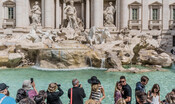 aggredisce-i-vigili-dopo-il-bagno-nella-fontana-di-trevi,-calcio-a-una-vigilessa