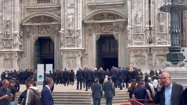 funerali-berlusconi,-i-primi-ingressi-nel-duomo-di-milano