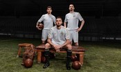 il-nuovo-kit-bianco-e-oro-della-nazionale-per-i-125-anni-della-figc