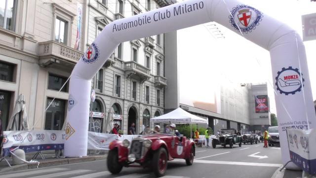 le-auto-storiche-della-1000miglia-per-le-strade-di-milano