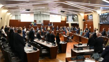 il-consiglio-regionale-della-lombardia-ricorda-berlusconi,-il-m5s-lascia-l’aula