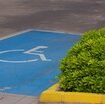 parcheggia-in-un-posto-per-disabili:-ritrova-l’auto-distrutta-e-viene-multato