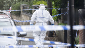 e di-una-ragazza-romana-di-16-anni-il-cadavere-ritrovato-accanto-al-cassonetto -[video]