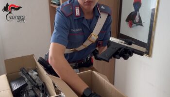 roma,-scoperto-laboratorio-per-modificare-armi-giocattolo,-3-arresti