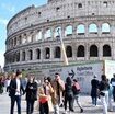 incide-l’iniziale-del-suo-nome-sul-colosseo,-denunciata-[video]