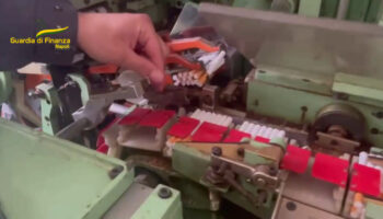 scoperta-fabbrica-illegale-di-sigarette-a-napoli,-sette-arresti