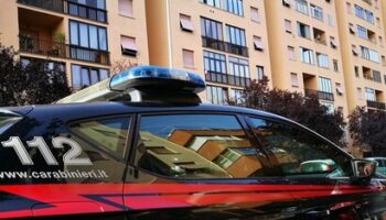 spara-tre-colpi-alla-ex-moglie-e-scappa.-la-donna-muore-in-strada