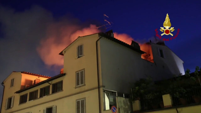 incendio-in-una-palazzina-a-firenze,-le-immagini