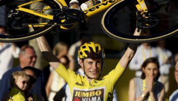 vingegaard-in-giallo-a-parigi:-il-tour-e-ancora-suo