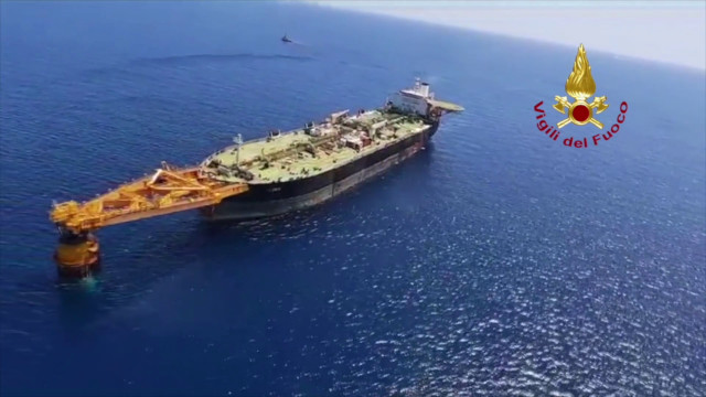 fiamme-a-bordo-piattaforma-petrolifera-al-largo-di-pozzallo