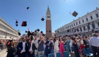 in-piazza-san-marco-consegnate-le-lauree-a-500-studenti-della-ca’-foscari