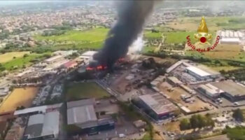 in-fiamme-deposito-di-rifiuti-a-ciampino