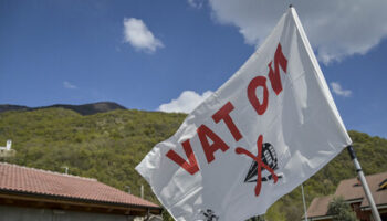 no-tav-incappucciati-assaltano-(con-bombe-carta)-il-cantiere-di-san-didero