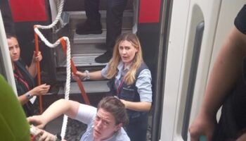 blackout-del-frecciarossa. il-trasbordo-dei-passeggeri-dopo-ore-di-attesa-al-caldo-[video]