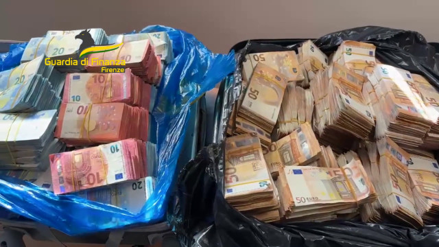 a-firenze-il-fiuto-del-cane-elio-scopre-un-milione-di-euro-in-contanti