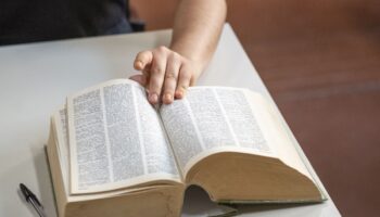 chiedeva-soldi-a-immigrati-per-superare-l’esame,-docente-sospeso-a-milano