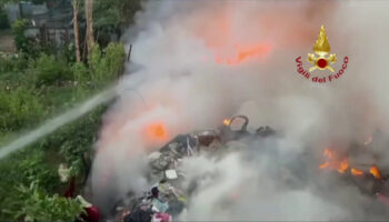fiamme-in-una-discarica-abusiva-a-roma,-le-immagini