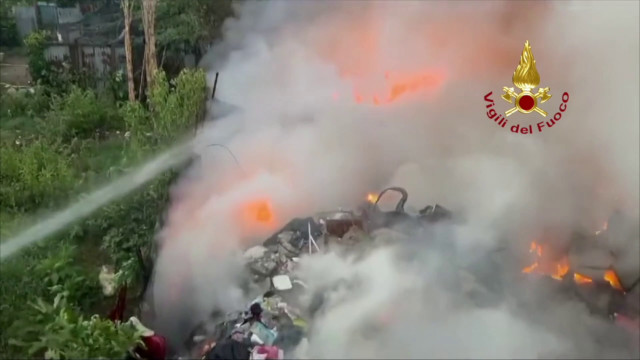 fiamme-in-una-discarica-abusiva-a-roma,-le-immagini