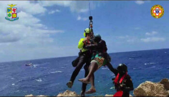 migranti-bloccati-sugli-scogli-a-lampedusa,-le-immagini-dei-soccorsi