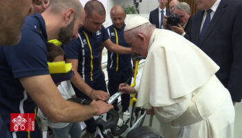 i-corridori-di-athletica-vaticana-in-udienza-da-papa-francesco