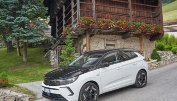 in-viaggio-per-le-vacanze-con-opel-grandland-gse