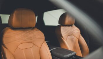 bentley-nel-suo-percorso-sostenibile-lancia-la-pelle-olive-tan