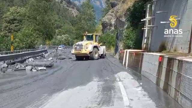 esonda-il-torrente,-statale-335-di-bardonecchia-ricoperta-di-detriti