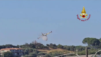 fiamme-nella-periferia-di-crotone,-in-azione-due-canadair