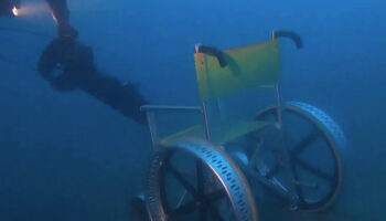 sedia-a-rotelle-finisce-in-mare,-recuperata-a-65-metri-di-profondita