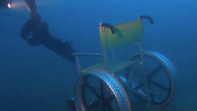 sedia-a-rotelle-finisce-in-mare,-recuperata-a-65-metri-di-profondita