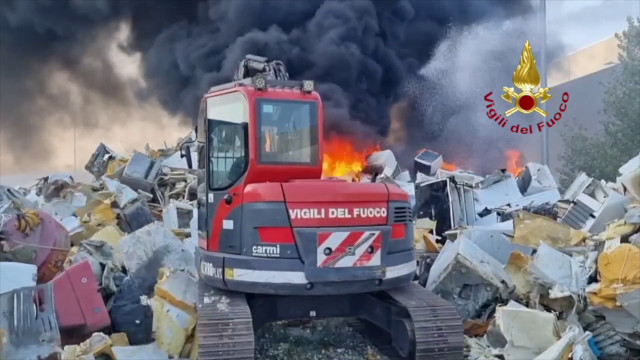 vasto-incendio-in-un-deposito-di-rifiuti-a-forli