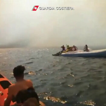 incendio-a-scopello,-le-immagini-del-rocambolesco-salvataggio-via-mare