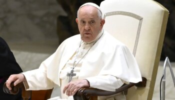 il-papa-benedice-la-statua-della-madonna-del-cs.-esercito