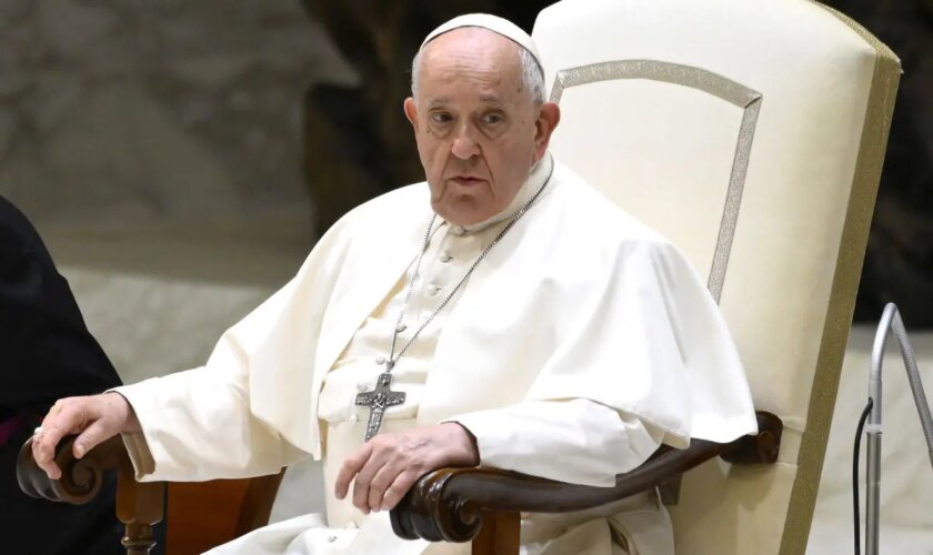 il-papa-benedice-la-statua-della-madonna-del-cs.-esercito