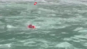 turista-soccorso-in-mare-nel-salernitano,-le-immagini