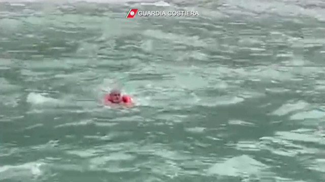 turista-soccorso-in-mare-nel-salernitano,-le-immagini