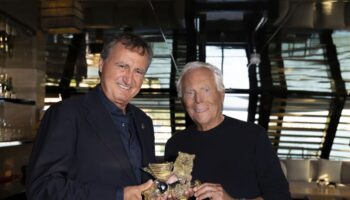 il-sindaco-di-venezia-brugnaro-consegna-il-leone-d’oro-a-giorgio-armani