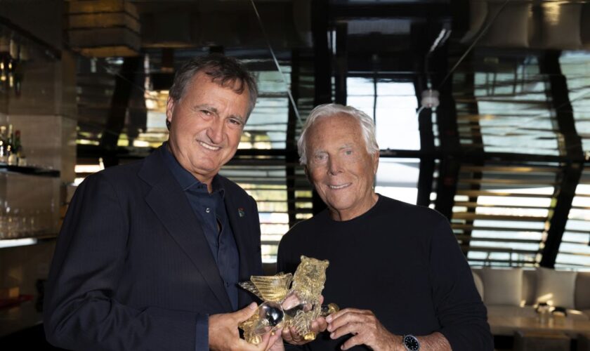 il-sindaco-di-venezia-brugnaro-consegna-il-leone-d’oro-a-giorgio-armani