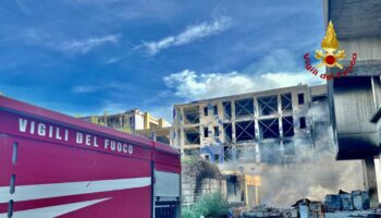 incendio-in-un-edificio-abbandonato-e-rifugio-di-senzatetto-a-catania