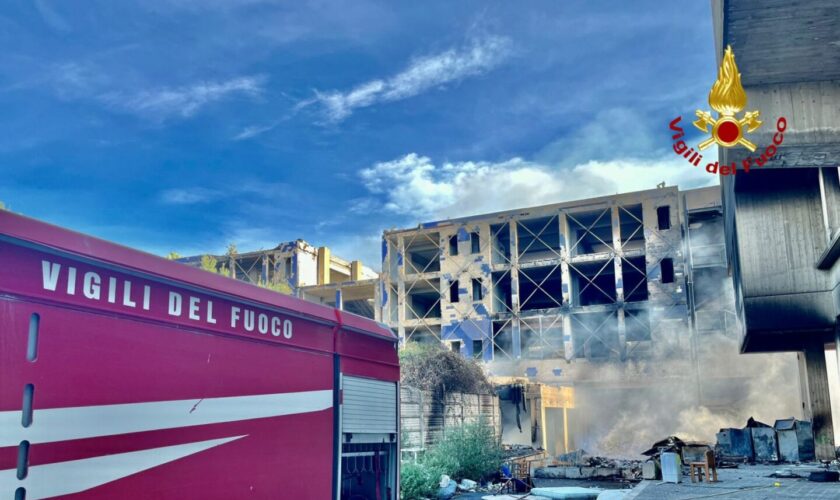 incendio-in-un-edificio-abbandonato-e-rifugio-di-senzatetto-a-catania