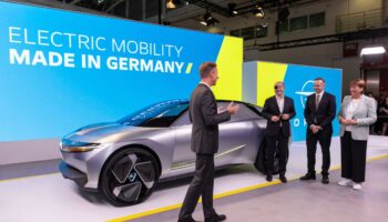 il-cancelliere-tedesco-scholz-visita-lo-stand-opel-all’iaa-mobility