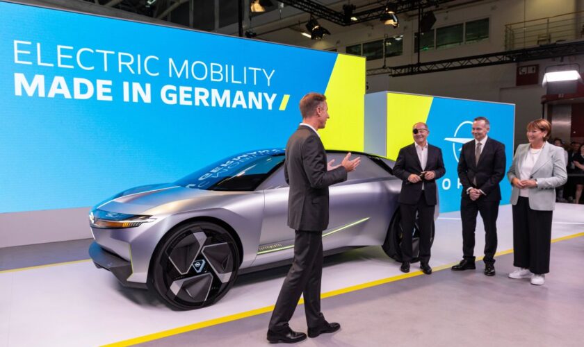 il-cancelliere-tedesco-scholz-visita-lo-stand-opel-all’iaa-mobility