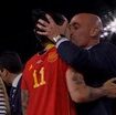 si-e-dimesso-il-presidente-dello-scandalo-del-bacio-rubato