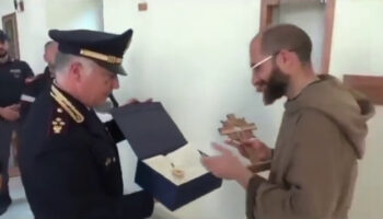 ruba-le-reliquie-di-san-francesco-e-scappa-in-bici,-arrestato