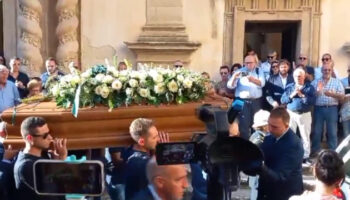 l’ultimo-saluto-a-marisa-leo,-folla-commossa-ai-funerali-a-salemi