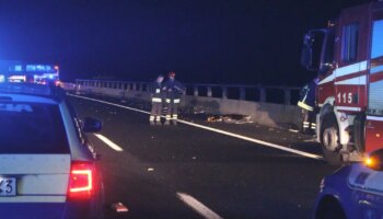 scontro-sull’a1-fra-un-tir-e-un-bus-migranti,-2-morti-e-25-feriti