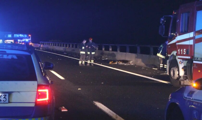 scontro-sull’a1-fra-un-tir-e-un-bus-migranti,-2-morti-e-25-feriti